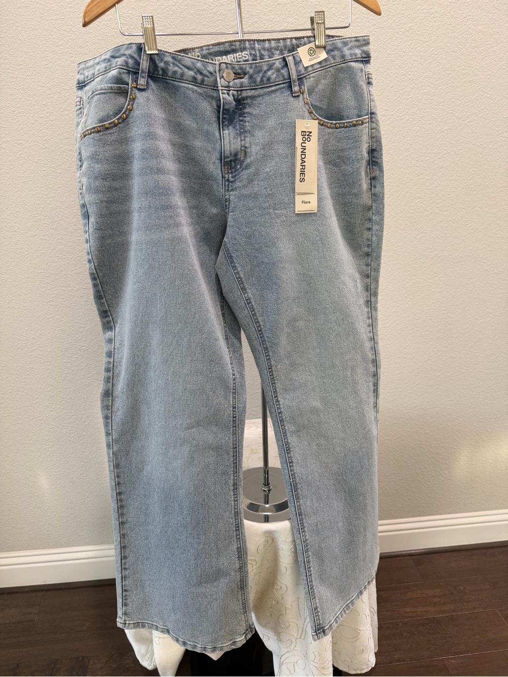 NWT No Boundaries Size 18 Low Rise Specialty Flare Jeans Studded Light Wash